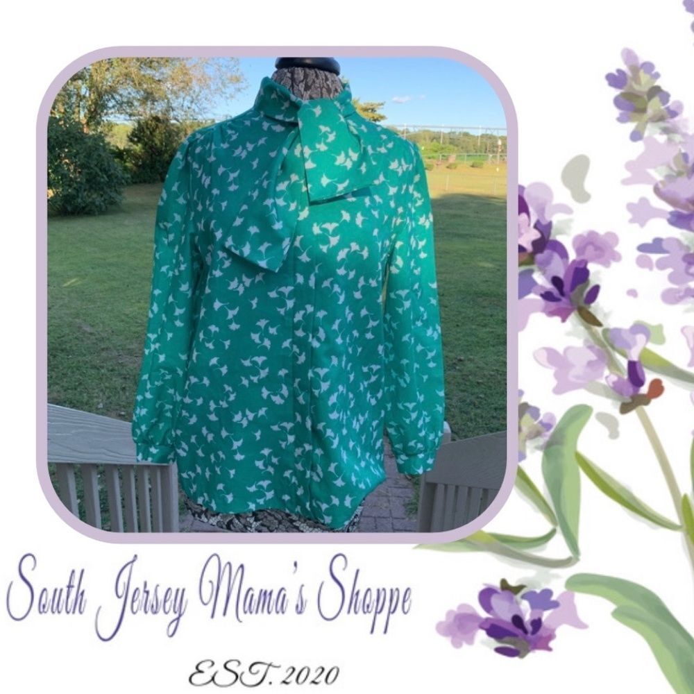 Vintage 1970s  Smith & Jones Size L/XL Blouse Green White Leaf Design (C225)